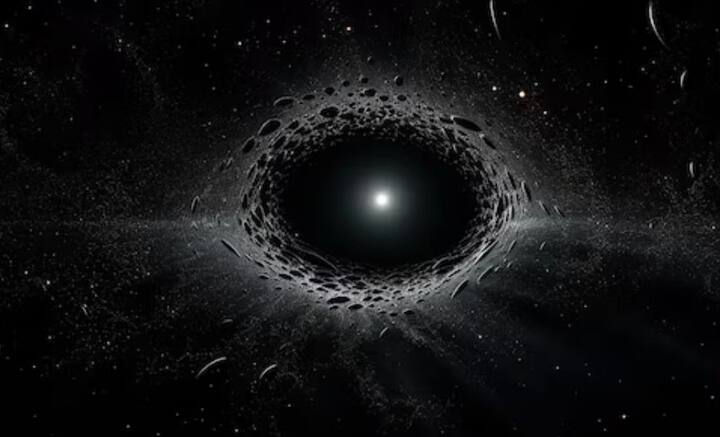 হার্ভার্ড অ্যান্ড স্মিথসোনিয়ান সেন্টার ফর অ্যাস্ট্রোফিজিক্সের গবেষক ইভেত সেন্দেজ জানিয়েছেন, এভাবে নক্ষত্র বক্ষণের পর, তার ধ্বংসাবশেষ আবার বাইরে এনে ফেলে দেওয়াকে খাবার উগরে দেওয়ার সঙ্গেই তুলনা করছেন বিজ্ঞানীরা। কারণ বেশ সময় নিয়ে চলে গোটা প্রক্রিয়া।