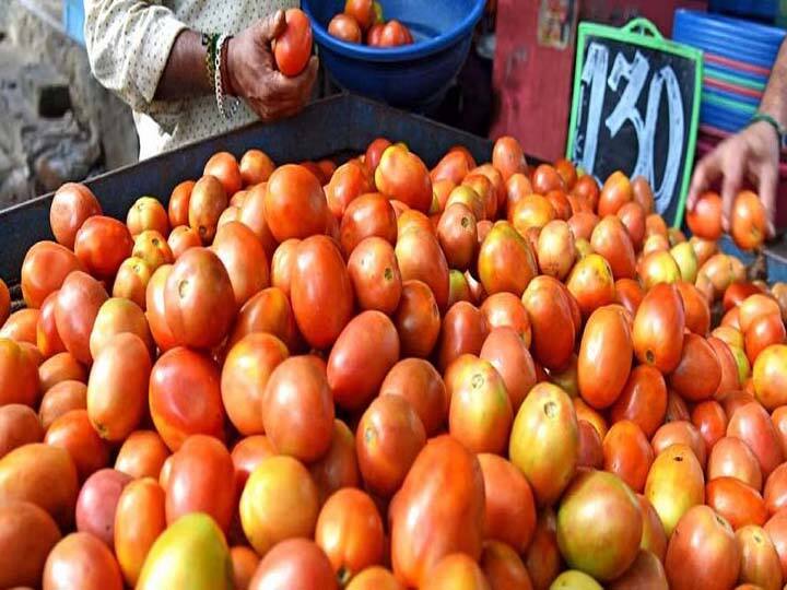 Dindigul news kg tomato auctioned at the highest price of Rs.10 to Rs.12 in the wholesale market in palani TNN விண் உயர விலை போன தக்காளி வீதியில்;  ஒரு கிலோ ரூ.10 முதல் ரூ.12-க்கு ஏலம் - விவசாயிகள் கவலை
