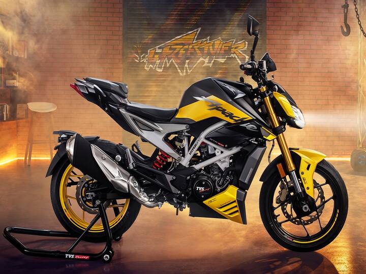 Among its standout features is the Race Tuned Linear Stability Control (RT-LSC), incorporating dual-channel ABS for straight-line braking, cruise control, Linear Traction Control, and rear lift protection. The cruise control is a first-in-class feature, allowing speed adjustments without throttle or clutch input and enabling up to 2-gear downshifting and upshifting. (Image Source: Somnath Chatterjee)