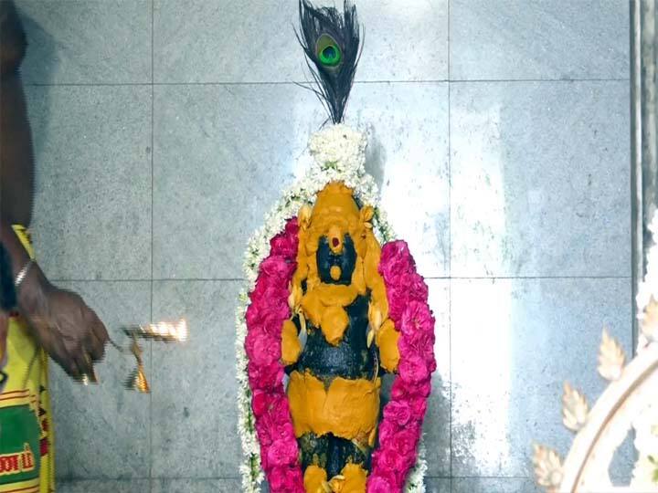 Krishna jeyanthi Various types of abhishekam including 1008 liters of milk were held in Periyakulam Krishna Temple TNN பெரியகுளம் கிருஷ்ணர் கோயிலில் 1008 லிட்டர் பாலில் அபிஷேகம் - திரளான பக்தர்கள் சாமி தரிசனம்