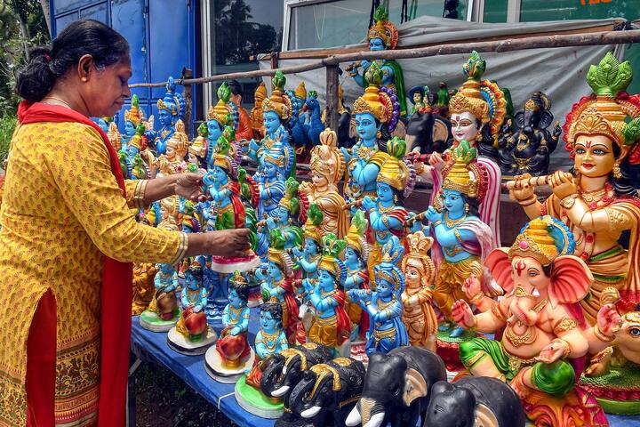 মীন রাশির জাতকদের জন্য আজকের দিনটি খুবই উপকারী হতে চলেছে। মীন রাশির শিক্ষার্থীরা উচ্চ শিক্ষা লাভ করবে। অংশীদারিত্বে ব্যবসা করা ব্যক্তিরা ভাল সুবিধা পাবেন।