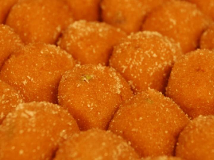 तो इसमें चीनी, पीसी हुई इलायची और केवड़ा एसेंस मिलाएं. इसे अच्छे से मिलाकर मिश्रण तैयार कर लीजिए. अब अपने हाथों पर थोड़ा सा घी लगाएं और इसकी छोटी-छोटी लोइयां बनाना शुरू करें. लोई को बीच से हल्का सा दबाएं और स्वादिष्ट पेड़े परोसें.