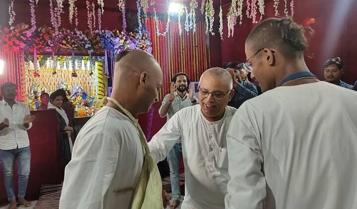 उन्होंने कहा कि बाल गोपाल का जन्मोत्सव पर हम सभी को भी अच्छे मार्ग पर चलने का संकल्प लेना चाहिए. इस्कॉन मंदिर में भगवान श्री कृष्ण की रंग-बिरंगी झांकियां भी लगी हैं.