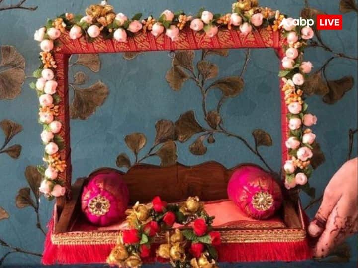 इन अलग और बेहतरीन डिजाइन को आप घर पर आसानी से तैयार कर सकते हैं. इस दिन भगवान के बाल रूप लड्डू गोपाल को सुंदर वस्त्र, बांसुरी, मोर पंख, काजल, मुकुट, पायल आदि से सजाया जाता है.अगर आप भी घर पर जन्माष्टमी की पूजा करने जा रहे हैं तो कुछ आसान तरीकों से मंदिर को सजा सकते हैं.