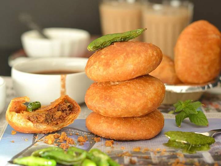 आटे को बराबर भागों में बांट लें, प्रत्येक लोई को चपटा कर लें और उसमें एक चम्मच भरावन डालकर बंद कर दें.सभी कचौड़ियों को गीले मलमल के कपड़े से ढककर रखें.