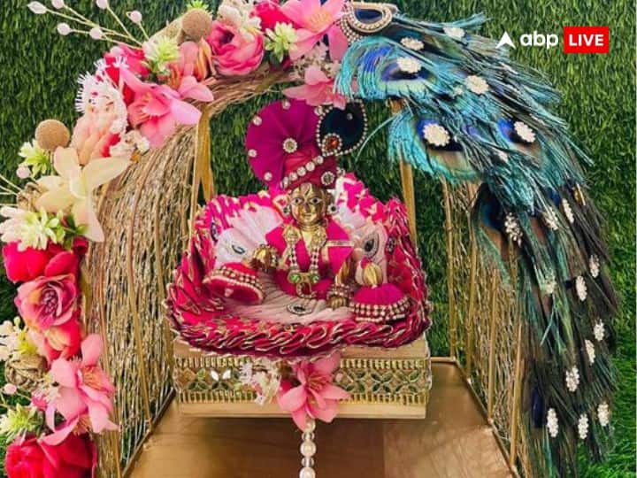 जन्माष्टमी भाद्रपद मास के कृष्ण पक्ष की अष्टमी के दिन मनाई जाती है. श्री कृष्ण का जन्म रोहिणी नक्षत्र में मध्य रात्रि के समय हुआ था. इसी मौके पर श्री कृष्ण के भक्त अपने घरों में बाल गोपाल के जन्म के लिए झूला सजाते हैं और झूलाते हैं.