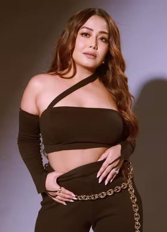 Neha Kakkar Kissed By Contestant: અત્યારે ટીવી પર નેહા કક્કરનો જલવો છે, તેની સિગિંગ સ્ટાઇલ પર લાખો ફિદા છે. પરંતુ એકવાર નેહા કક્કર સાથે એવી અજુગતી ઘટના ઘટી હતી, જેનો આઘાત તેને આજે પણ છે, એટલું જ આ ઘટના સ્ટેજ પર બની ત્યારે ત્યાં હાજર તમામ લોકો પણ ચોંકી ગયા હતા.