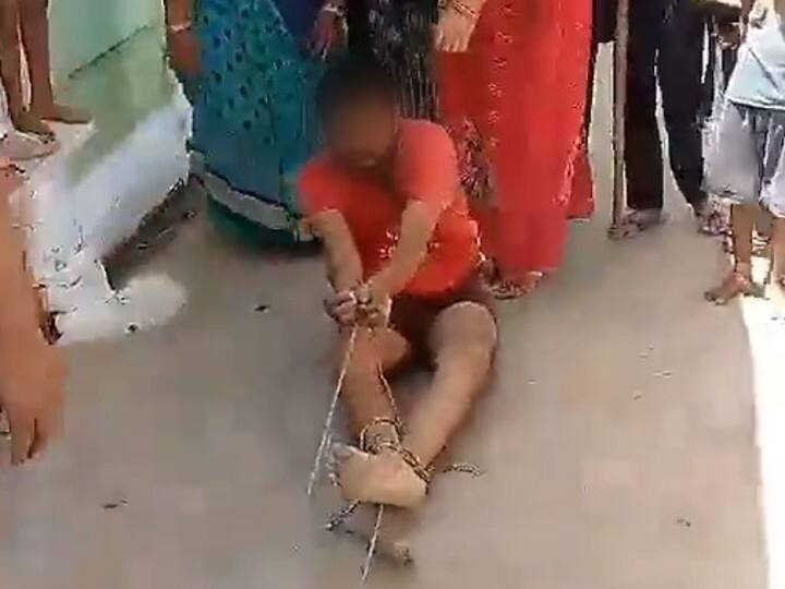 Jhansi women dragged young man with tied chain alleging he arranged meeting of Couple in clinic UP News: झांसी में महिलाओं ने युवक को जंजीर से बांधकर घसीटा, क्लिनिक में प्रेमी-प्रेमिका की मुलाकात कराने का आरोप