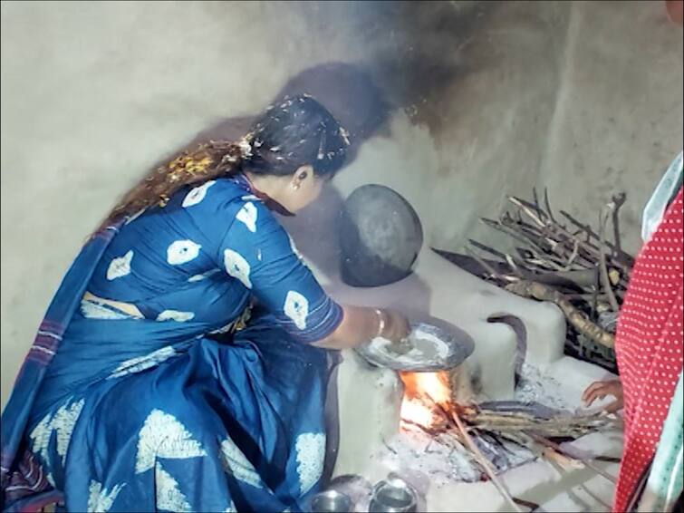 Nashik Latest news BJP Pankaja Munde Making Bhakri In Sinner On Shivshakti Parikrama tour in nashik Maharashtra Marathi News Pankaja Munde : नाशिकमध्ये पंकजा मुंडेंनी भाकरी फिरवली, चूल, बाजरीची भाकर अन् महिलांशी गप्पा, असाही शिवशक्ती परिक्रमा दौरा 