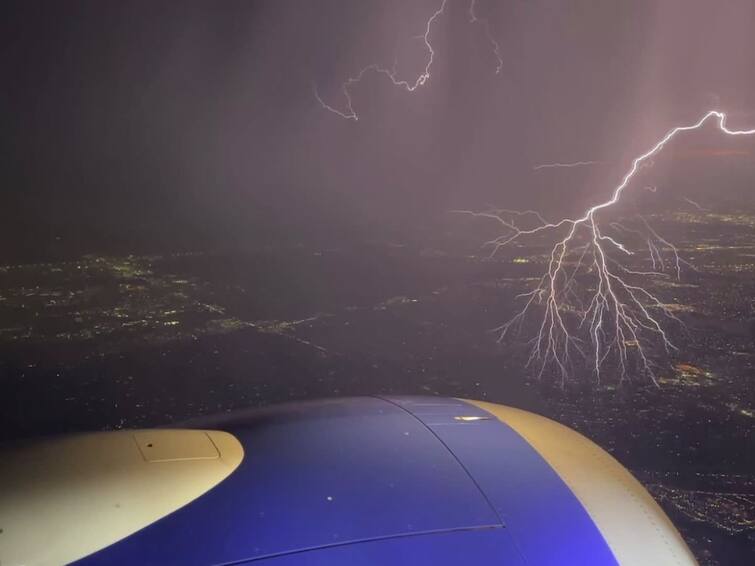 Viral Video Marathi News Thunderstorms Video Recorded From Flight Viral On Social Media Viral Video:  हजारो फूट उंचीवरून विमानातून रेकॉर्ड केले आकाशातील 'असे' अद्भुत दृश्य! नेटकरी आश्चर्यचकित, 'जणू आकाशात पार्टी होतेय'