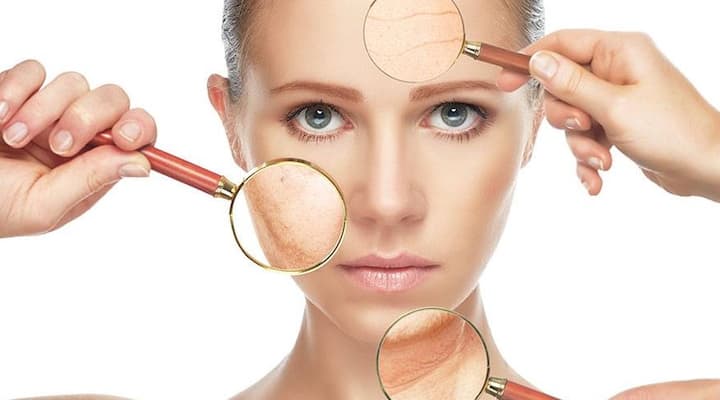 चेहरा तरुण ठेवण्यासाठी संतुलित आहाराचं सेवन करा आणि भरपूर पाणी प्या.