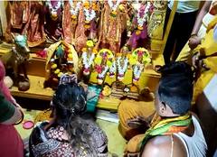 Pune News : भाजप नेत्या पंकजा मुंडे जेजुरीच्या खंडोबाच्या चरणी लीन