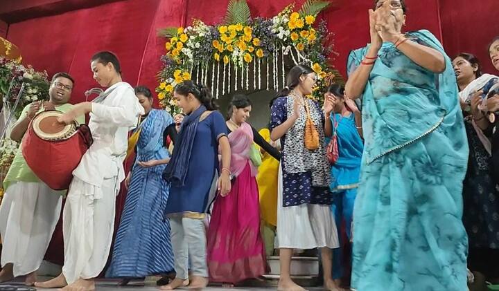 इस्कॉन मंदिर में भजन कीर्तन का दौर चल रहा है. भगवान श्री कृष्ण की लीलाओं की भी चर्चा हो रही है. इस्कॉन मंदिर के पुजारी गोविंद दास ने बताया कि भगवान श्री कृष्ण ने विभिन्न लीलाओं से पूरे विश्व को अच्छे मार्ग पर चलने की प्रेरणा दी है.