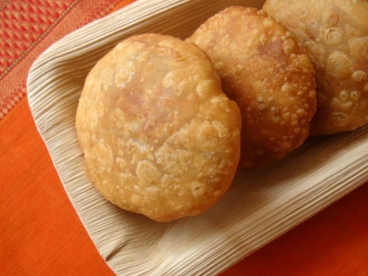 कढ़ाई को तेज आंच पर रखें और जब कचौड़ियां फूल जाएं तो आंच धीमी कर दें. कचौड़ियों को पलट-पलट कर सुनहरा होने तक तल लीजिए.