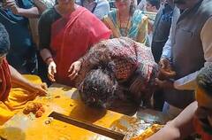 Pune News : भाजप नेत्या पंकजा मुंडे जेजुरीच्या खंडोबाच्या चरणी लीन