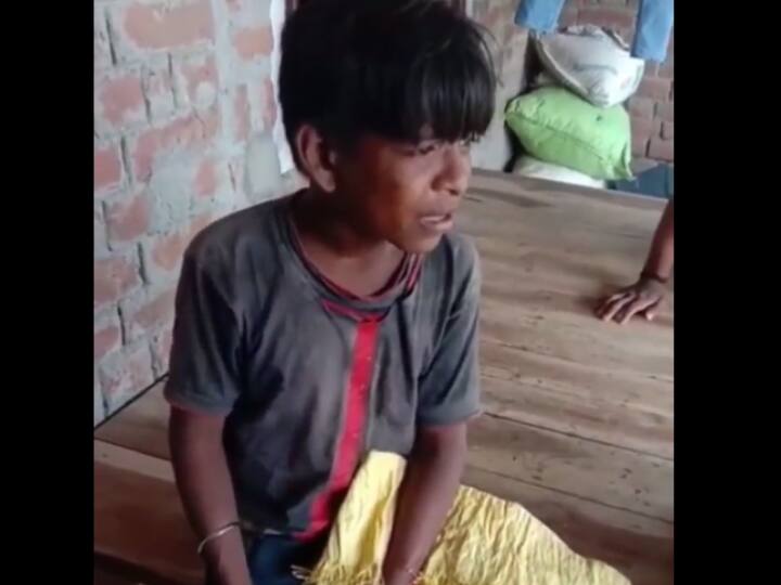 Singing Video of poor child Viral on Social Media heart touching son Life is incomplete without mother Viral Singing Video: 'माई बिना जिंदगी अधूरा...' गरीब बच्चे का रुला देना वाला गाना गाते हुए वीडियो हुआ वायरल