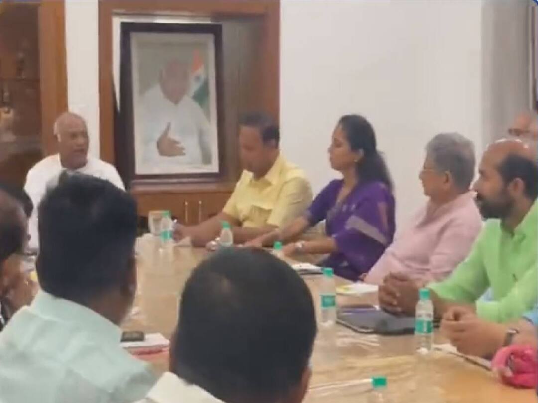 Parliament Special Session: நாடாளுமன்ற சிறப்பு கூட்டத்தொடரில் பங்கேற்பது உறுதி: காரணத்தை சொன்ன காங்கிரஸ்! Congress Party President Mallikarjun Kharge has said that he will participate in the special session of the Parliament and discuss the people's problem. Parliament Special Session: நாடாளுமன்ற சிறப்பு கூட்டத்தொடரில் பங்கேற்பது உறுதி: காரணத்தை சொன்ன காங்கிரஸ்!