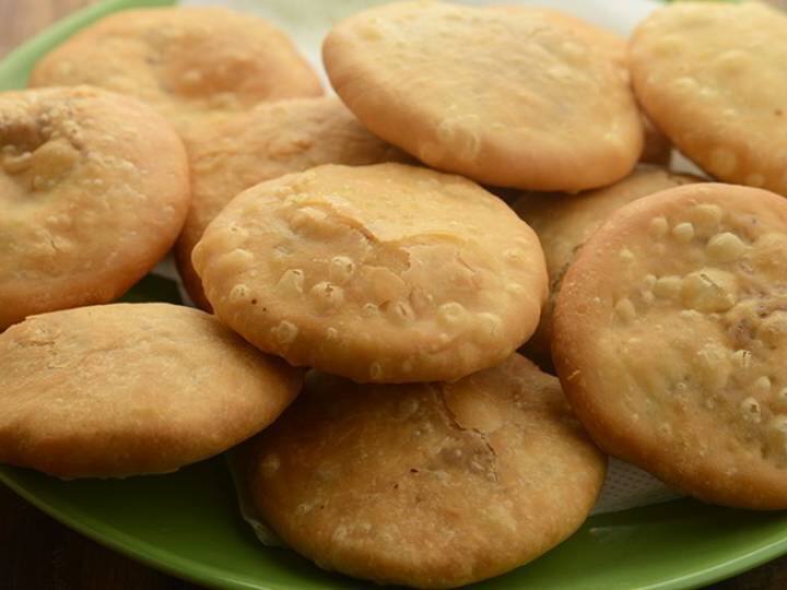 तेल को दोबारा ठंडा करें और बाकी कचौड़ियों के साथ भी यही प्रक्रिया दोहराएं.परोसने से पहले अच्छी तरह हिलाएं और मिलाएं.चाहें तो गुलाब जल/एसेंस की कुछ बूंदें छिड़कें और एक गिलास में कुचली हुई बर्फ के साथ परोसें.