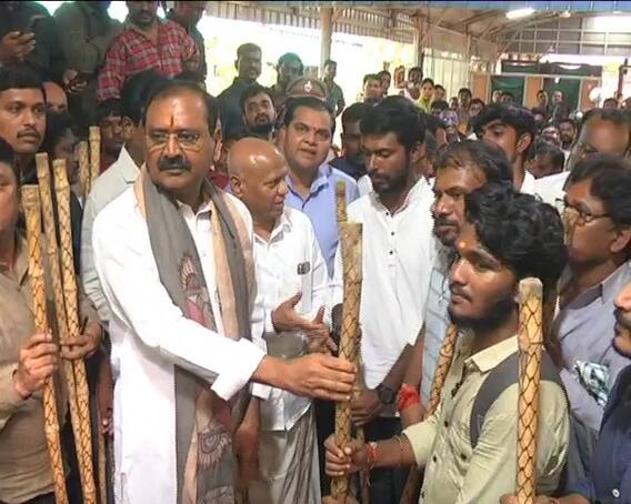 Bhumana Karunakar Reddy Distributes Sticks: నడకమార్గంలో కర్రల పంపిణీ