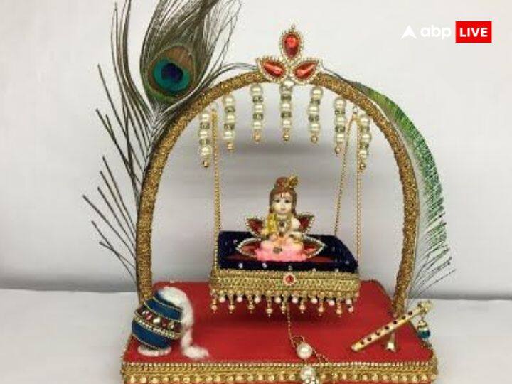 यहां देखते हैं सिंपल और शानदार डिजाइन जिससे आप घर पर आसानी से मंदिर और झूला सजा सकते हैं और आइडिया ले सकते हैं. बाल गोपाल के लिए पालना या झूला सजाना इस दिन बेहद शुभ माना जाता है.