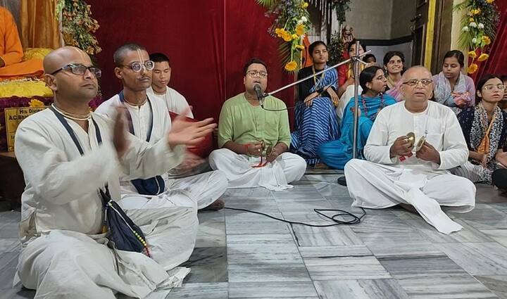 जन्माष्टमी के मौके पर महिलाओं में भी खासा उत्साह देखा जा रहा है. हिंदू धर्म में श्री कृष्ण जन्माष्टमी का विशेष महत्व है. भगवान श्रीकृष्ण का जन्मदिन जन्माष्टमी के रूप में मनाया जाता है.