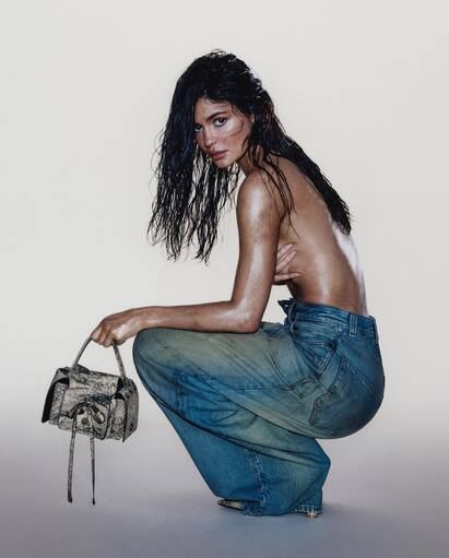 kylie Jenner Bold Photos: મોડલ કાઈલી જેનર આ દિવસોમાં તેના બોયફ્રેન્ડ ટિમોથી ચેલામેટને લઈને ચર્ચામાં છે. આ દરમિયાન કાઈલી જેનરની નવી તસવીરો સામે આવી છે. આ તસવીરોમાં કાઈલી જેનર ટોપલેસ જોવા મળી હતી.