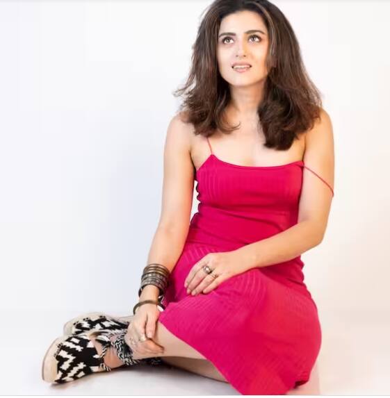 ਦਰਅਸਲ ਅਸੀਂ ਗੱਲ ਕਰ ਰਹੇ ਹਾਂ ਟੀਵੀ ਦੀ ਮਸ਼ਹੂਰ ਅਦਾਕਾਰਾ ਰਿਧੀ ਡੋਗਰਾ ਦੀ। ਜੋ ਫਿਲਮ ਦੇ ਟ੍ਰੇਲਰ 'ਚ ਬਜ਼ੁਰਗ ਔਰਤ ਦੇ ਕਿਰਦਾਰ 'ਚ ਨਜ਼ਰ ਆਈ ਸੀ।