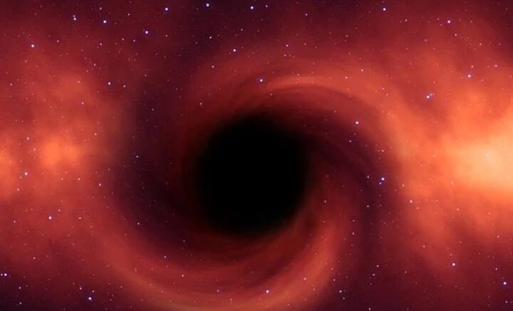 বিজ্ঞানীরা জানিয়েছেন, কোনও নক্ষত্র নাগালের মধ্যে চলে এলে, তাকেও গিলে নেয় কৃষ্ণগহ্বর। ছিন্নবিচ্ছিন্ন হয়ে কৃষ্ণগহ্বরের উদরে ঢুকে যায় অভাগা ওই নক্ষত্র। বিস্ফোরণে চোখ ধাঁধিয়ে যাওয়ার জোগাড় হয় অতি দূর থেকেও।