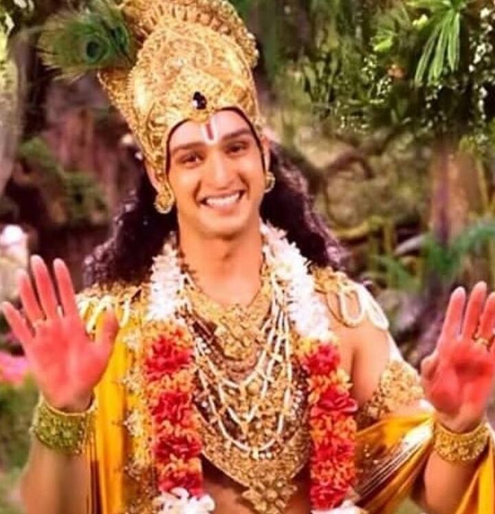 सौरभ राज जैन साल 2013 में बेहद पॉपुलर हुए. उन्हें टीवी पर श्रीकृष्ण का ऐसा रोल निभाया कि फैंस उन्हें अभी भी इस छवि में देखना चाहते हैं. एक्टर टीवी शो महाभारत में नजर आए थे.