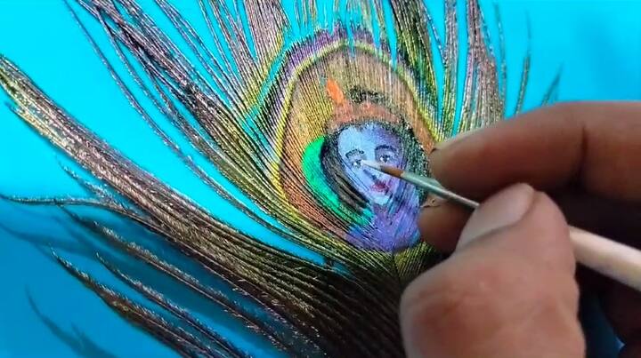 श्रीकृष्णाच्या डोक्यावर कायमच आपल्याला मोरपीस पाहायला मिळते.