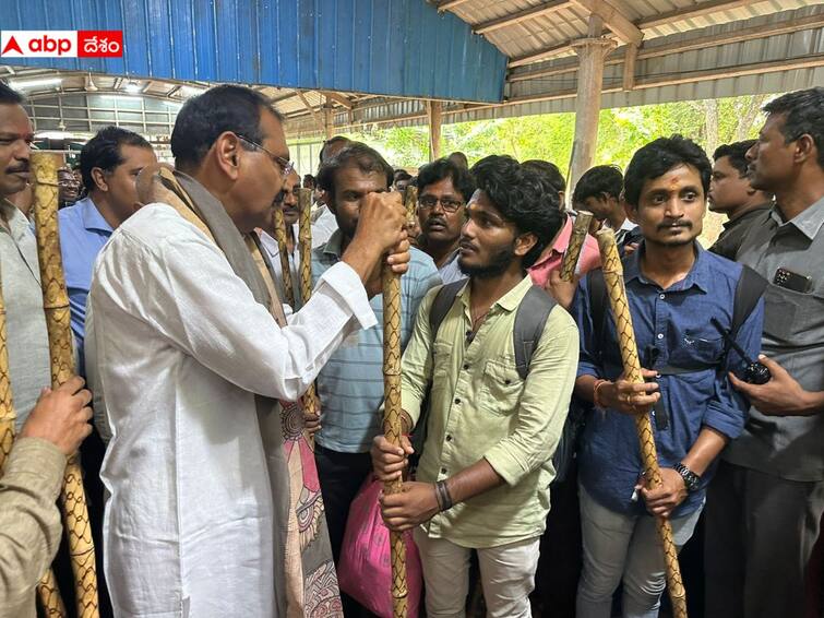 TTD Distributes Sticks At Alipiri: TTD offers Handstick to Devotees in Alipiri DNN TTD Distributes Sticks At Alipiri: చేతికర్రలకు టీటీడీ ఎంత ఖర్చు చేసింది, భక్తులు చేతి కర్రను ఎక్కడ తిరిగివ్వాలంటే!