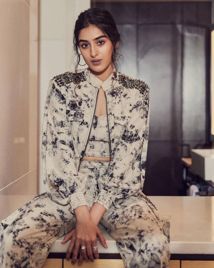 పవర్ స్టార్ పవన్ కళ్యాణ్ హీరోగా హరీష్ శంకర్ తెరకెక్కిస్తున్న 'ఉస్తాద్ భగత్ సింగ్' సినిమాలో సాక్షి వైద్య రెండో హీరోయిన్. అందుకని, ఆమె ధైర్యంగా ఉన్నారని, ఆ సినిమాతో తప్పకుండా హిట్ కొడతానని ధీమాగా ఉన్నారని ఫిల్మ్ నగర్ టాక్.  పవన్ సినిమా కాకుండా మరో సినిమా కూడా సాక్షి చేతిలో ఉంది. (Image Courtesy : _vaidyasakshi / Instagram)