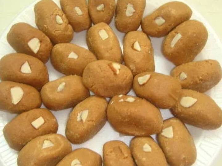 एक पैन लें और उसमें घी डालें. इसे मध्यम आंच पर गर्म करें और इसमें खोया मिलाएं.