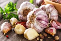 Side Effect Of Garlic : ਇਨ੍ਹਾਂ ਲੋਕਾਂ ਨੂੰ ਕਦੇ ਨਹੀਂ ਖਾਣਾ ਚਾਹੀਦਾ ਕੱਚਾ ਲਸਣ, ਜਾਣੋ ਕਿਉਂ?