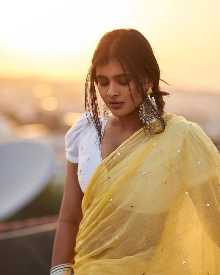 సోషల్ మీడియాలో ఫోటో షూట్స్ చేస్తూ ఆకట్టుకుంటుంది. Photo Credit: Hebah P/Instagram