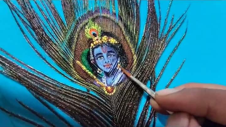 यामुळे कृष्णाला मोरपीस आवडते. म्हणून या चित्रकाराने चक्क मोरपीसावरच भगवान श्रीकृष्णाचे चित्र रेखाटले आहे.