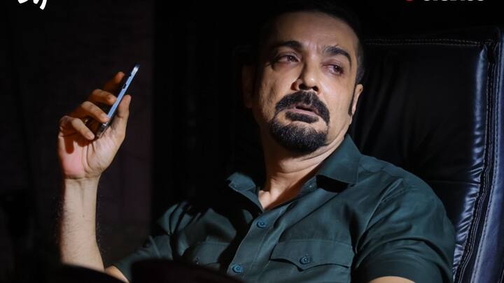 পোস্টারে রয়েছে প্রসেনজিৎ চট্টোপাধ্যায় (Prosenjit Chatterjee), অনির্বাণ ভট্টাচার্য্য (Anirban Bhattacharyya), জয়া আহসান (Jaya Ahsaan) ও যীশু সেনগুপ্তের (Jisshu Sengupta)-র লুক।