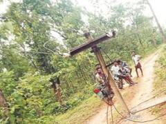 हाथी को आया गुस्सा, बिजली के चार पोल गिराए, गांव में छाया अंधेरा; इलाके में फैली दहशत