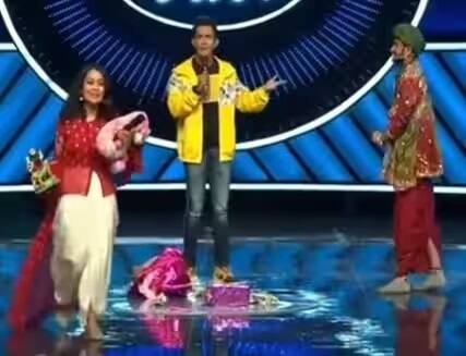 આ દરમિયાન તે વ્યક્તિએ નેહા કક્કરને કિસ કરી હતી. નેહા આ જોરદાર ચુંબનથી ચોંકી ગઈ.