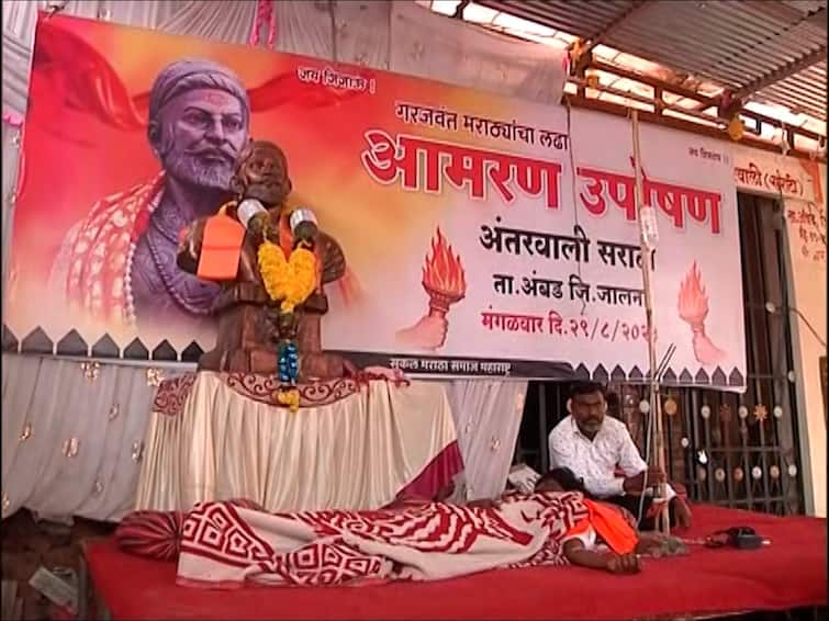 Jalna Maratha Reservation Protest Manoj Jarange hunger strike on saline water मनोज जरांगेंच्या उपोषणाचा आज नववा दिवस, शरीरातील पाणी पातळी  कमी झाल्यानं सलाईन  लावण्याचा डॉक्टरांचा निर्णय 