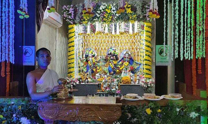 दूर दराज से श्रद्धालुओं के आने का सिलसिला देर रात तक जारी रहेगा. इस्कॉन मंदिर की सजावट देखते ही बनती है. श्रद्धालु इस्कॉन मंदिर में भगवान श्री कृष्ण का दर्शन करने के लिए पहुंच रहे हैं.