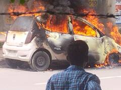 वाराणसी में सड़क पर कार बनी आग का गोला, ड्राइवर ने कूदकर बचाई जान