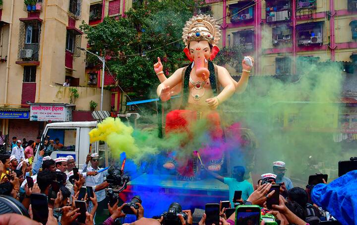 Ganeshotsav 2023: दोन आठवड्यांवर आलेल्या गणेसोत्सवासाठी आताच वातावरण आनंदमय झालं आहे. देशभरात बाप्पांच्या आगमनाची जय्यत तयारी सुरू आहे.