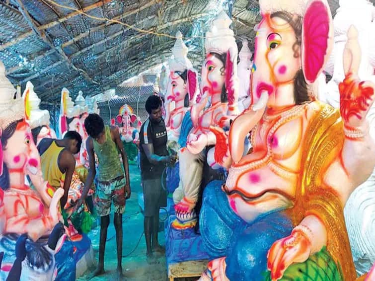 vinayagar chaturthi 2023 work of making Ganesh idols in Pudukottai district TNN ஜல்லிக்கட்டு விநாயகரை வாங்க இளைஞர்கள் ஆர்வம்; புதுக்கோட்டையில் விநாயகர் சிலைகள் தயாரிக்கும் பணிகள் தீவிரம்