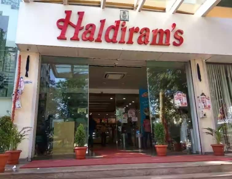 tata haldiram deal nagpur how bhujia sweets haldiram started owner agarwal family history maharashtra marathi news Haldiram : स्नॅक मार्केटमध्ये किंग असलेल्या 'हल्दीराम'ची सुरूवात कशी झाली? चार अगरवाल बंधूंचा वर्षाचा टर्नओव्हर किती?