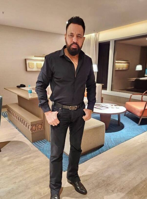 शेरा की वफादारी और काम से सलमान खान इतना इम्प्रेस हुए कि उन्होने उसे हमेशा के लिए अपने साथ रख लिया और तबसे वह सलमान खान की फैमिली का ही हिस्सा बन गए हैं.