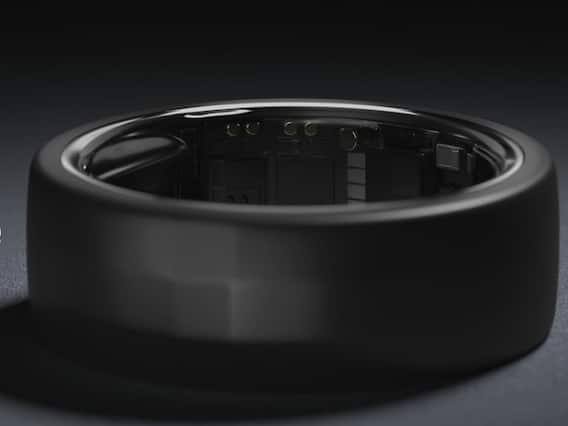 આ સ્પેશિયલ રિંગ ઝિર્કોનિયા સિરામિકમાંથી બનાવવામાં આવી છે જેના કારણે તેને કોઈ પણ પ્રકારના સ્ક્રેચની અસર થશે નહીં.