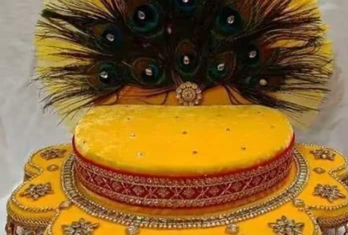અહીં અમે એક સરળ અને અદ્ભુત ડિઝાઈન જોઈ રહ્યા છીએ જેના દ્વારા તમે સરળતાથી મંદિરને સજાવી શકો છો અને ઘરે ઝુલાવી શકો છો અને આઈડિયા લઈ શકો છો. આ દિવસે બાલ ગોપાલ માટે પારણું અથવા ઝૂલો શણગારવો ખૂબ જ શુભ માનવામાં આવે છે.
