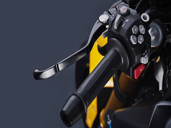 Its aggressive styling exudes a streetfighter vibe, featuring 8-spoke dual-colored alloy wheels and a sharp, contemporary design. The bike also offers adjustable hand levers with four levels of adjustment and comes fitted with Michelin Road 5 tyres. (Image Source: Somnath Chatterjee)