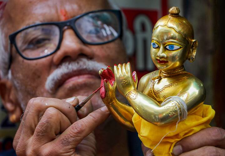 ধনু রাশির জাতকদের জন্য আজকের দিনটি শুভ হবে। আজ সম্মানের সুবিধা পাবেন। পারিবারিক সম্পত্তি সংক্রান্ত বিরোধ মিটে যাবে। আইনি বিষয়ে আপনি সাফল্য পাবেন এবং সম্পত্তি লাভজনক হবে।